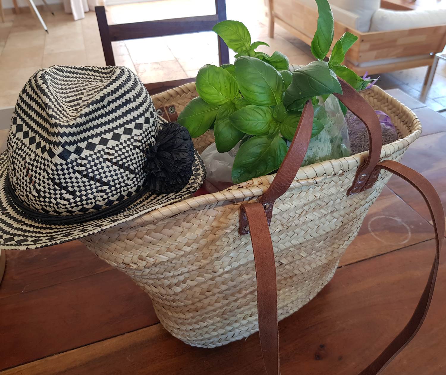 Panier en osier - retour de marché en Provence, basilic, saucisson à la lavande, ail et chapeau de paille