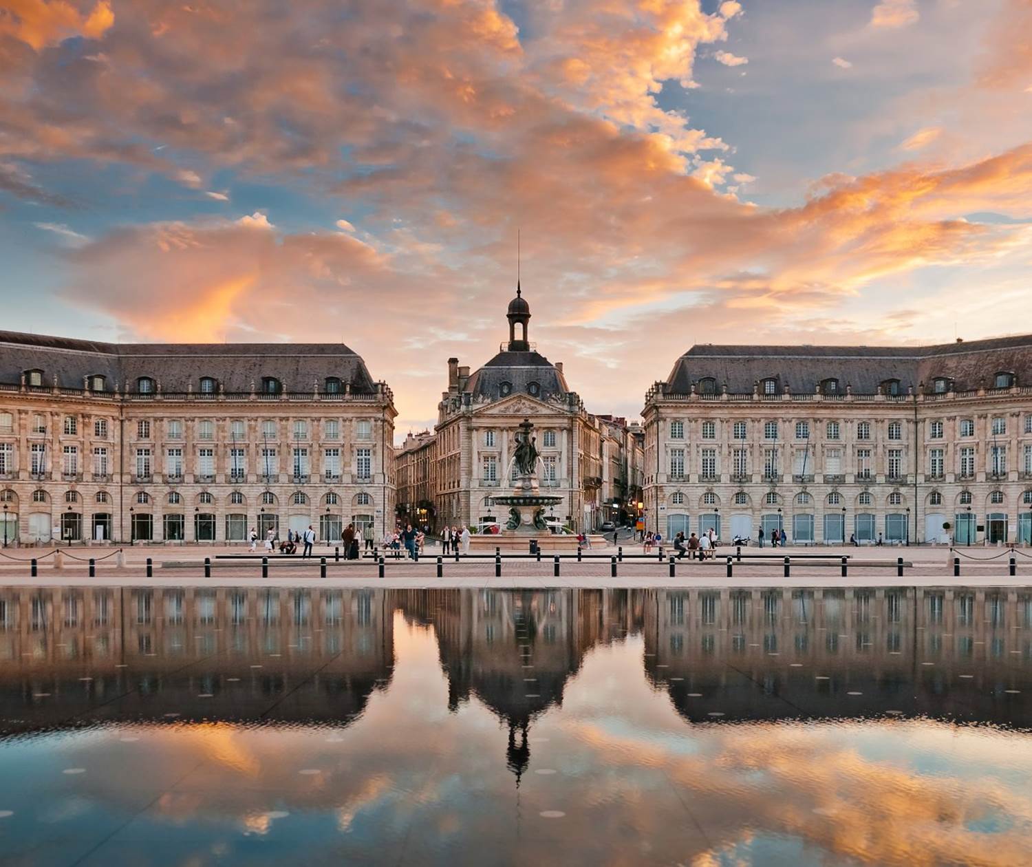 Bordeaux, place de la Bourse (source: https://www.churchillbordeaux.com/places/place-de-bourse/)