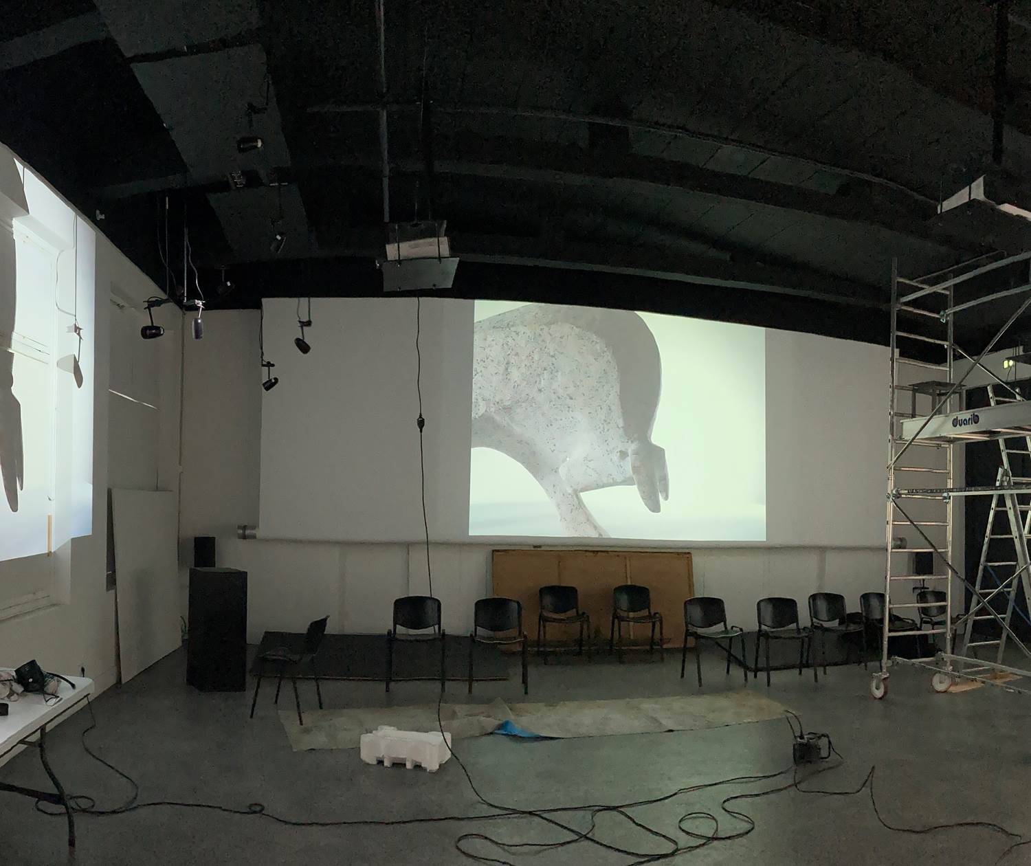 Exposittion Djoti Bjalava en cours de montage