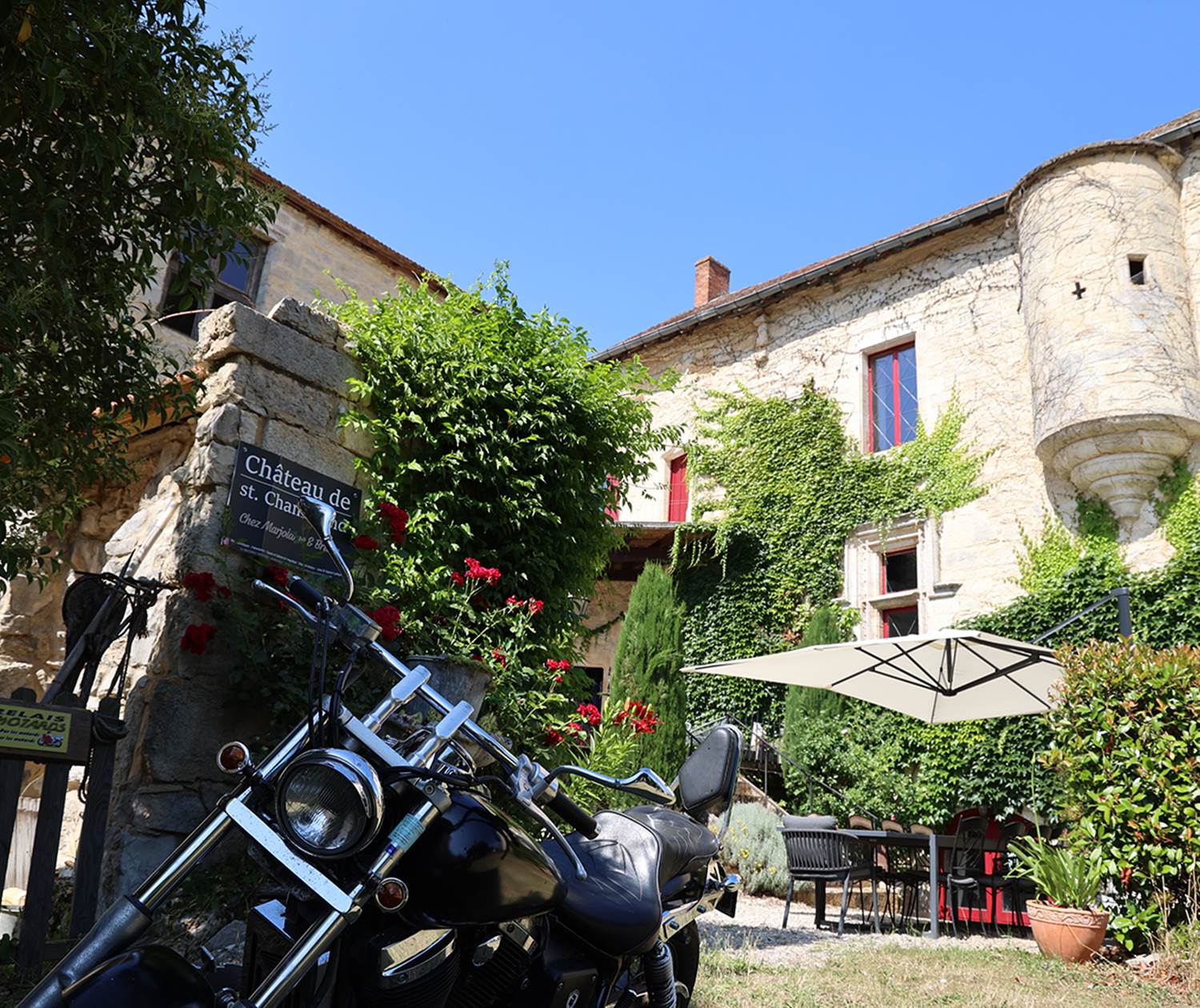 Pause au Relais Motards du Château de Saint-Chamarand, hébergement convivial pour motards dans le Lot