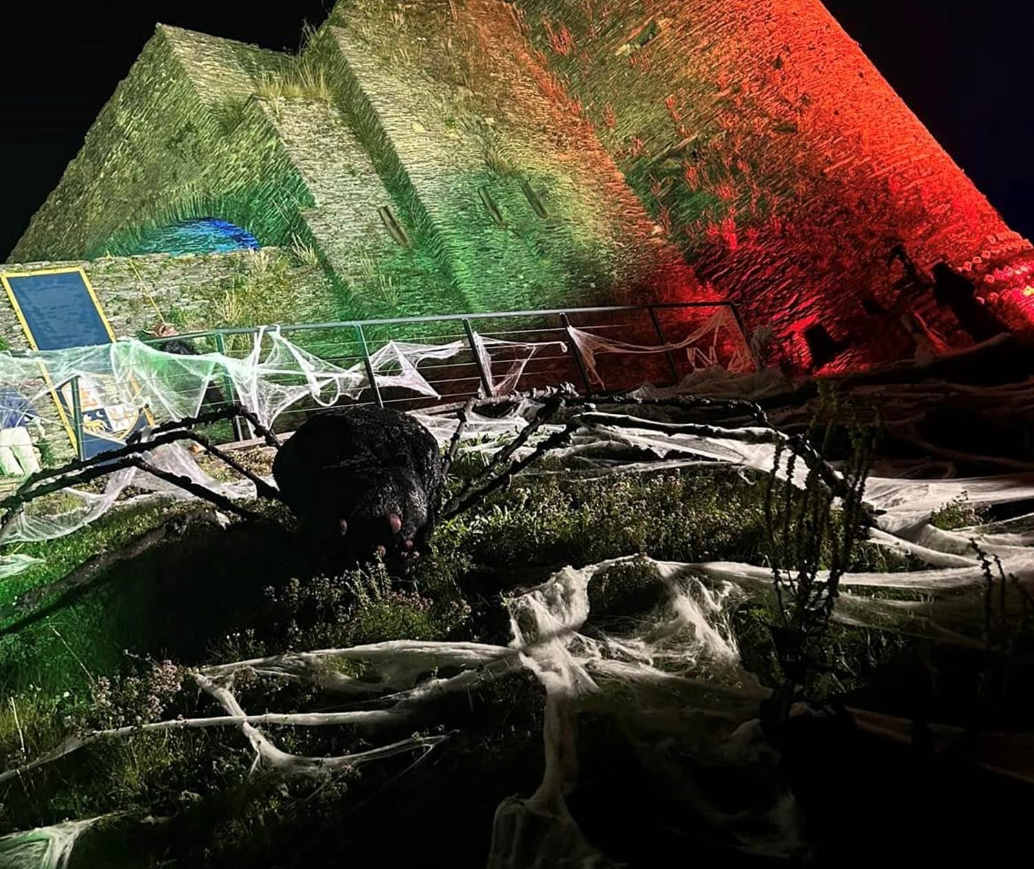 araignée géante halloween au château féodal de la roche-en-ardenne