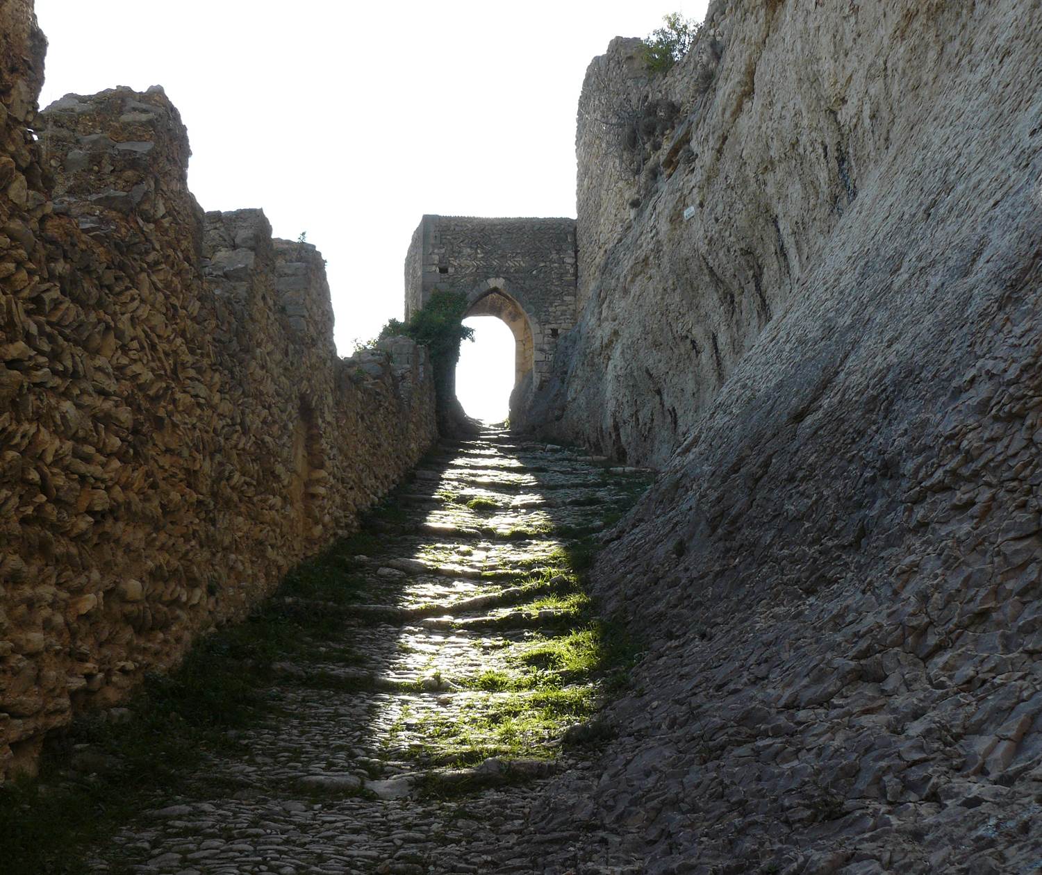 Chemin dans les murailles de Saint-Saturnin les Apt Luberon