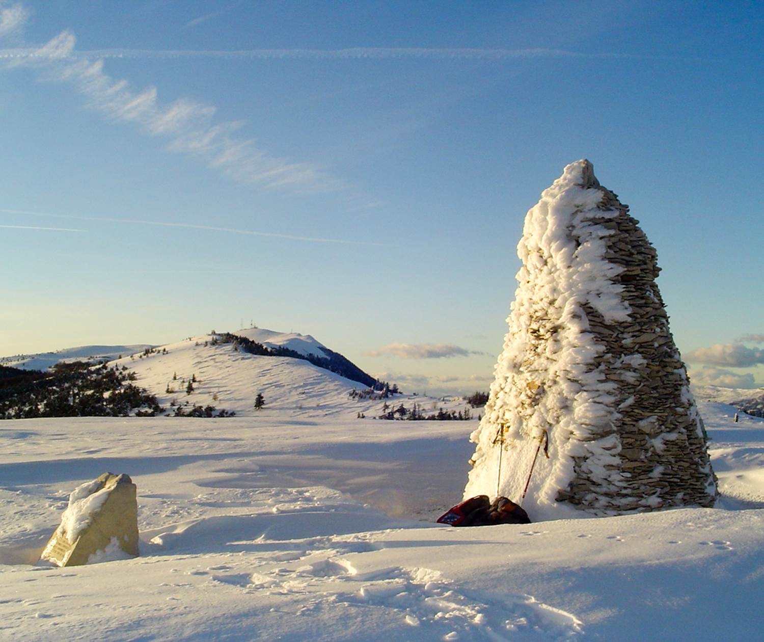 Le cairn de la montagne de Lure en hiver