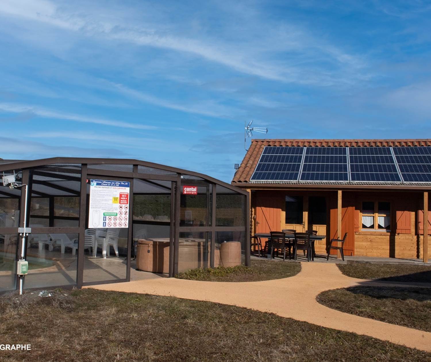 Gîtes et piscine chauffés au solaire