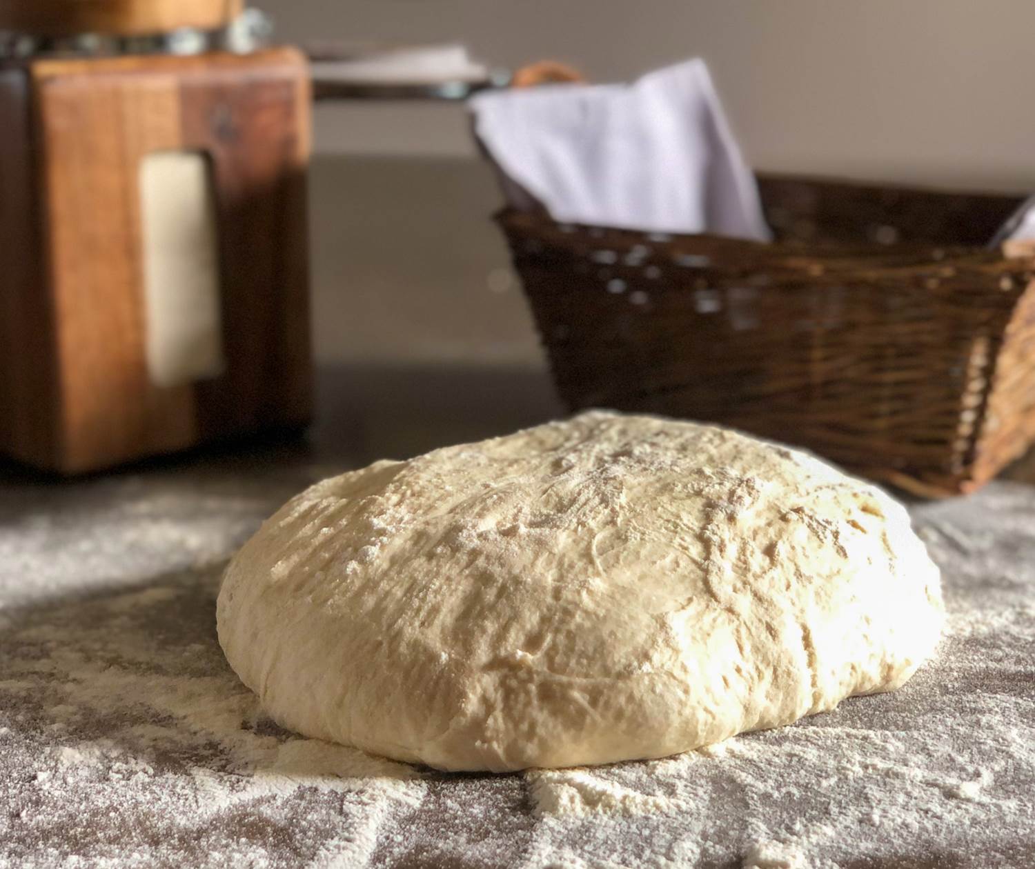 réalisation du pain au levain maison servi au petit-déjeuner et dîner