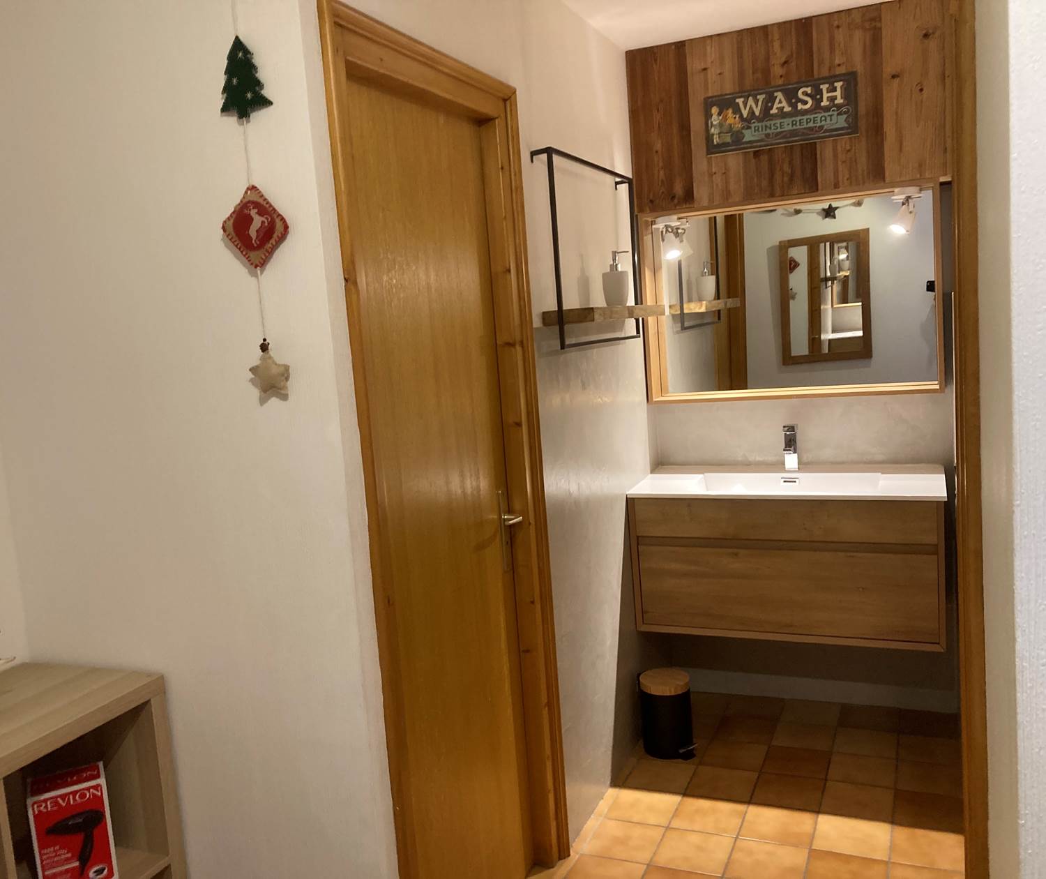 Douche, wc et lavabo du rez de chaussée