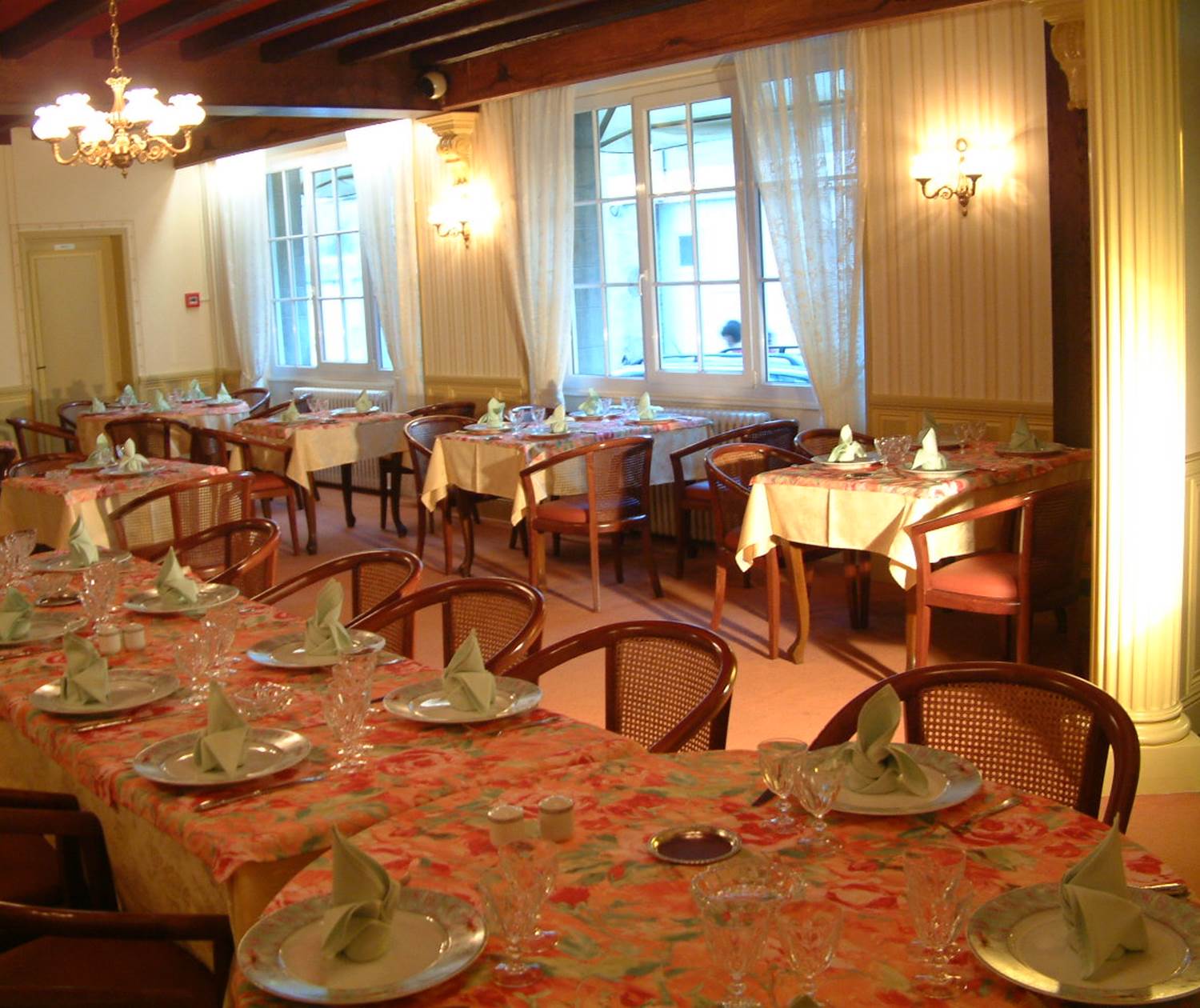 Hôtel Restaurant A La Porte Saint Jean -Salle Jeanne Crosmonot