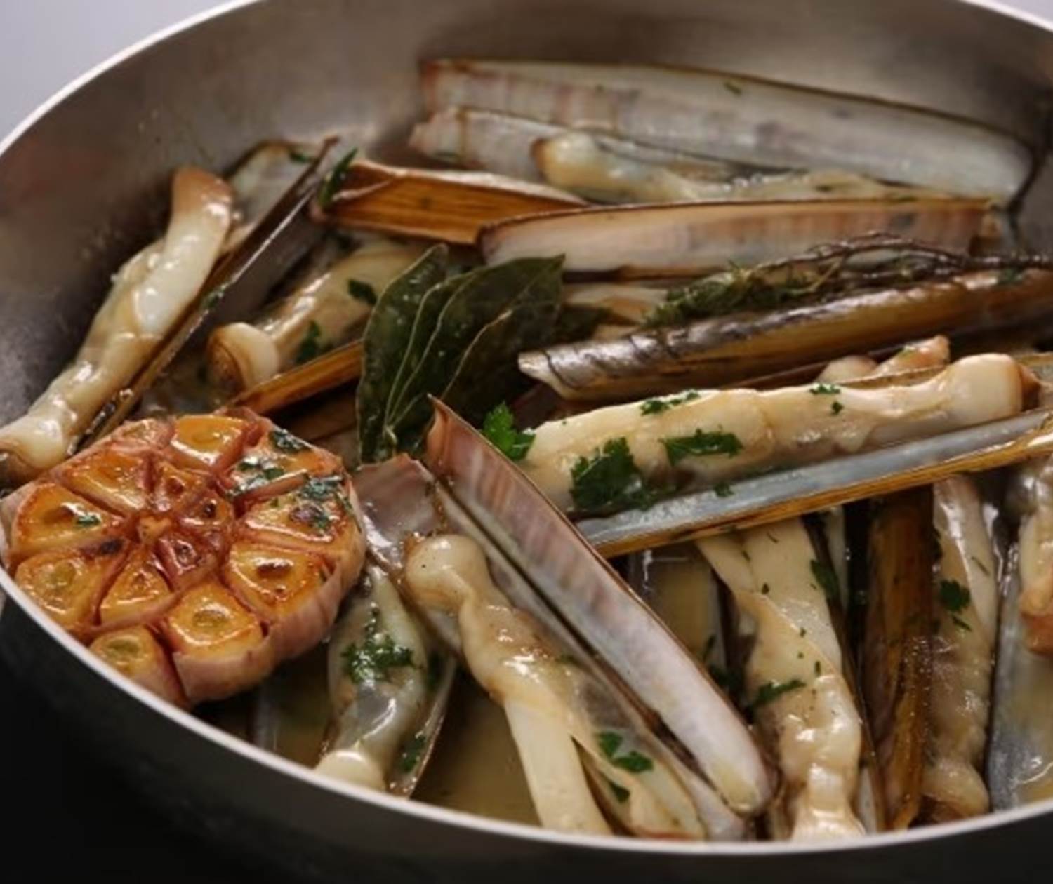 Le Couteau au beurre aillé.