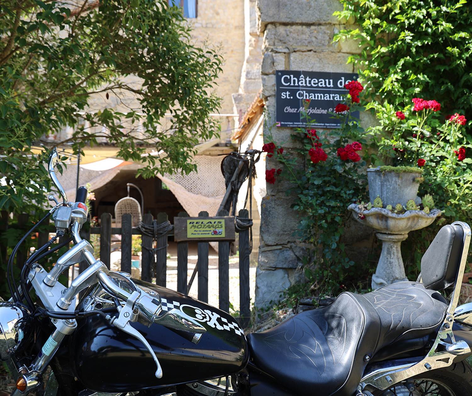 Relais Motards au Château de Saint-Chamarand dans le Lot, hébergement et pause pour groupes de motards
