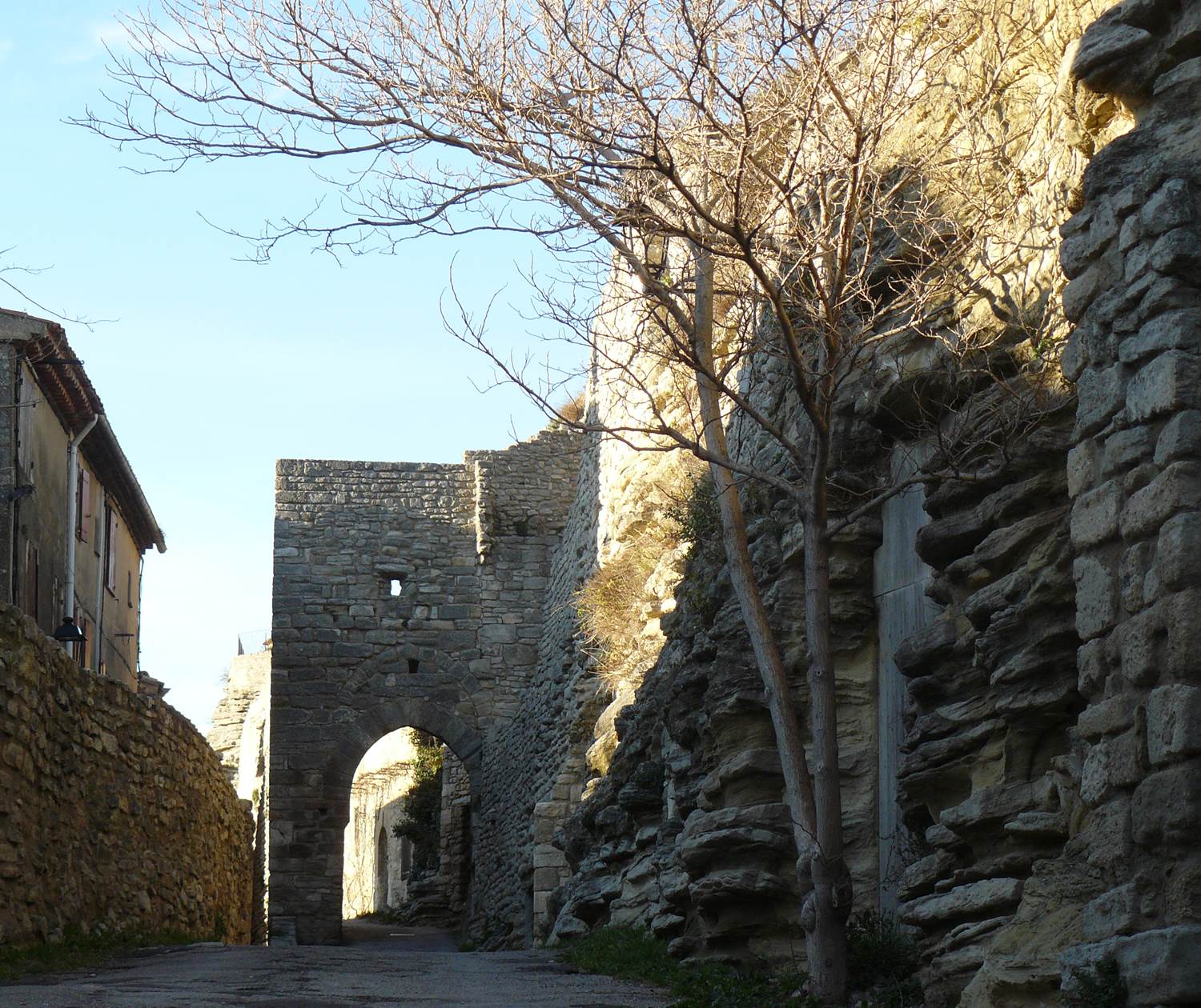 Rocher de Bellevue et arche en vieilles pierres dans le village de Saignon en Provence