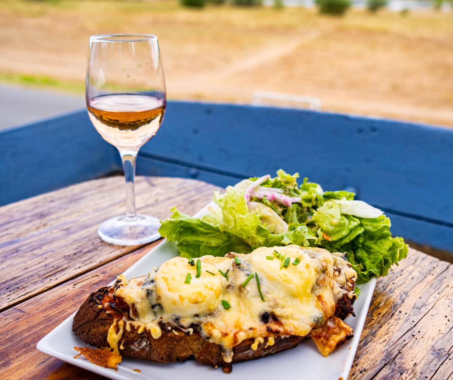 Chez Fou d'Loire, savourez tartines et petits plats à base de produits locaux avec une vue époustouflante sur la Loire.