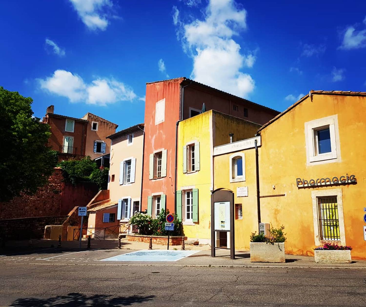Façades_colorées_de_Roussillon en Provence