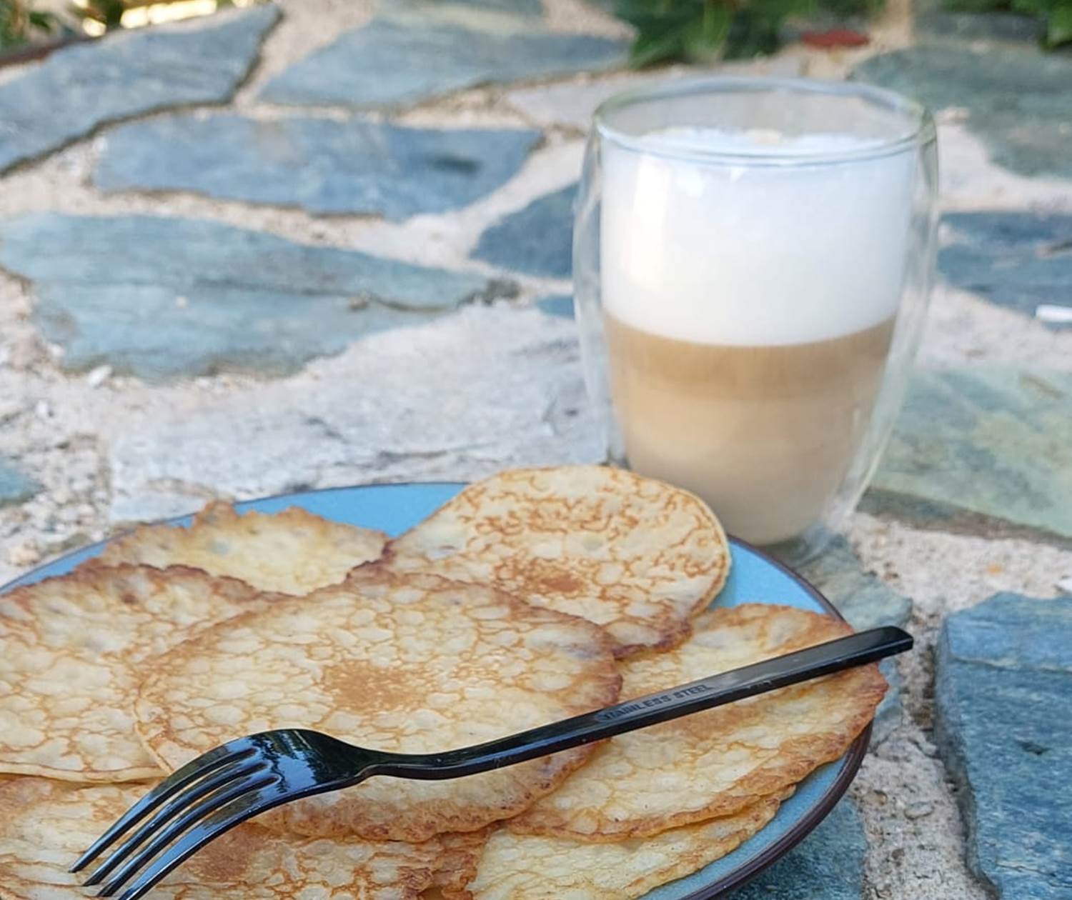 Assiette de pancakes dorés et moelleux préparés chaque matin pour les hôtes du Domaine Cardu