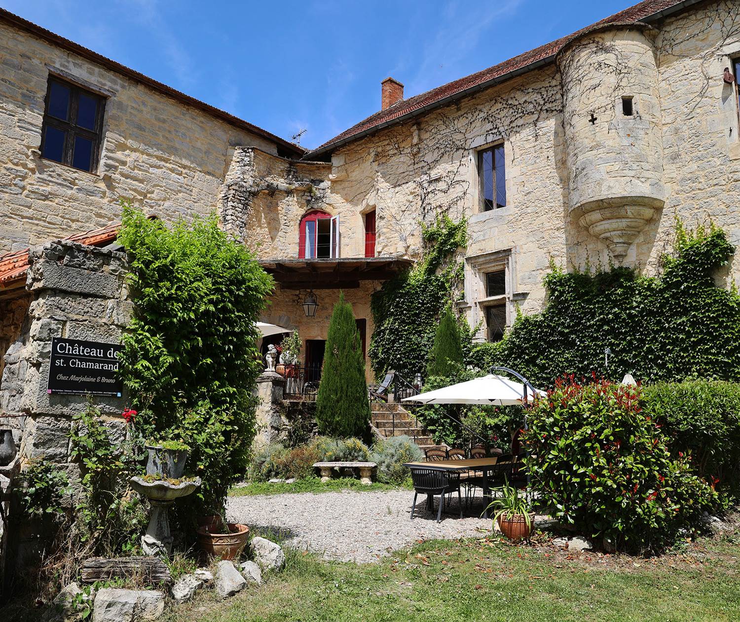 Artistes en résidence créative au Château de Saint-Chamarand, cadre inspirant en Occitanie dans le Lot