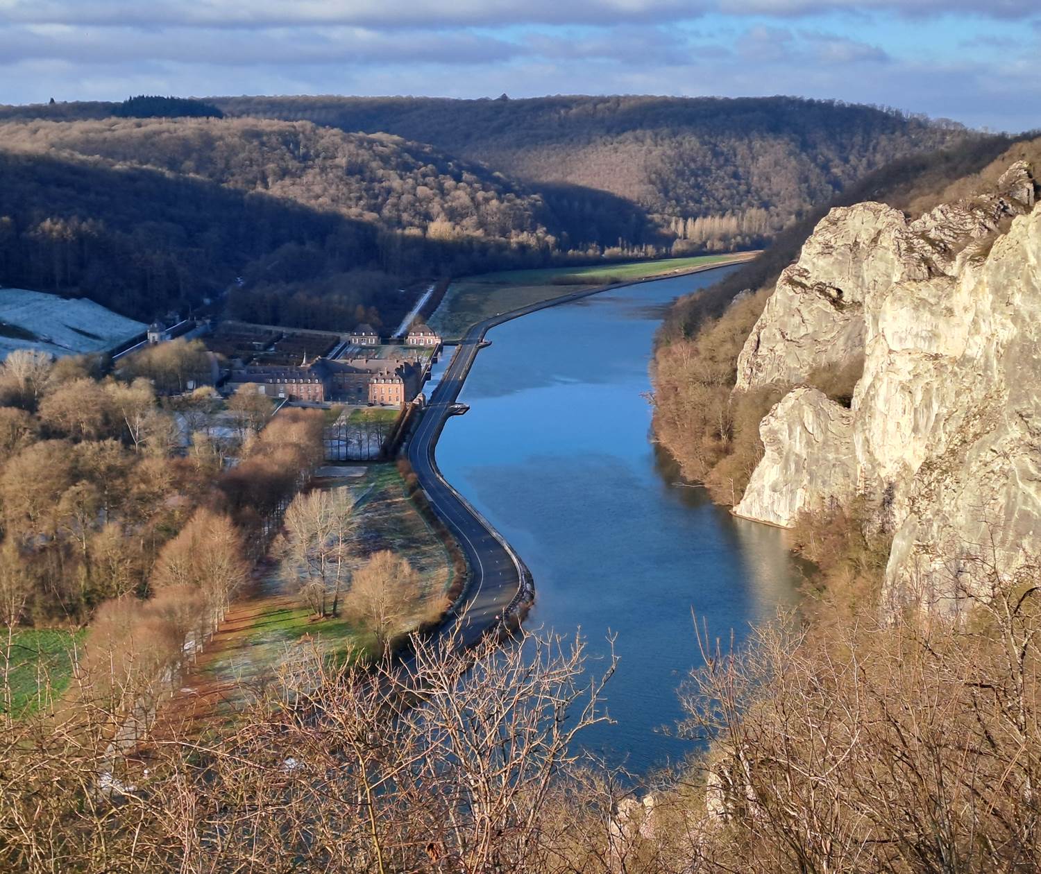Vue sur Freÿr - le château, la Meuse et les rochers