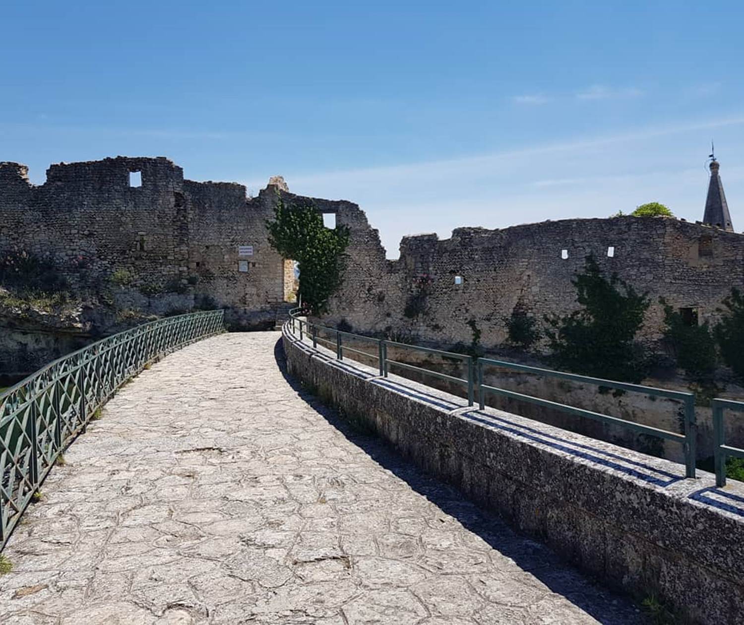 Le barrage de Saint-Saturnin-les-Apt et les ruines des remparts