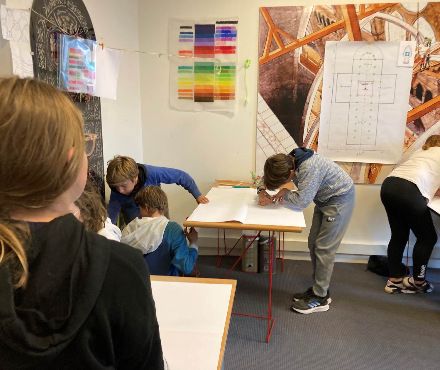 Prise des mesures . Atelier des bâtisseurs du moyen âge