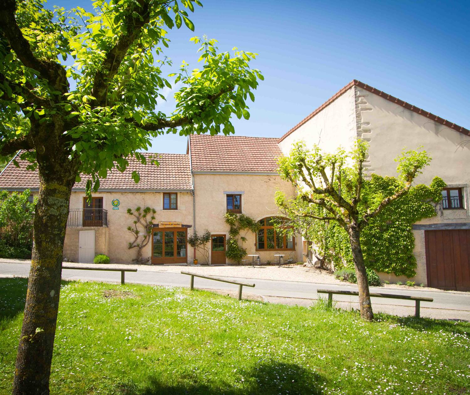 vue maison d'hôtes au printemps