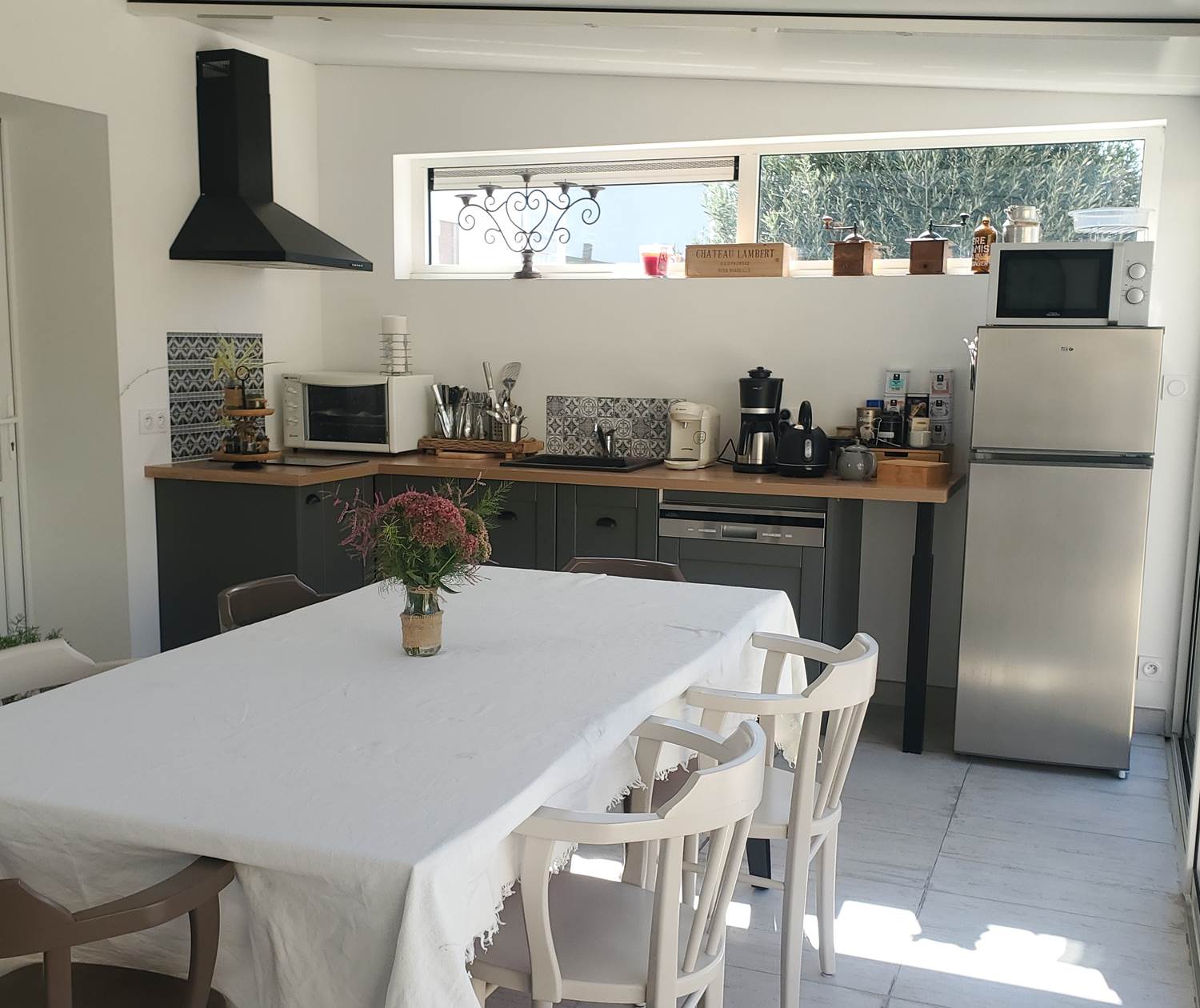 espace convivial commun avec cuisine équipée