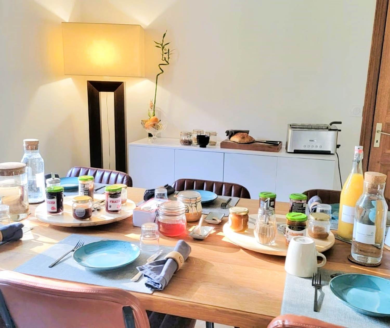 Petit-déjeuner à l'intérieur du Domaine Cardu avec confitures artisanales et produits locaux dans un cadre lumineux