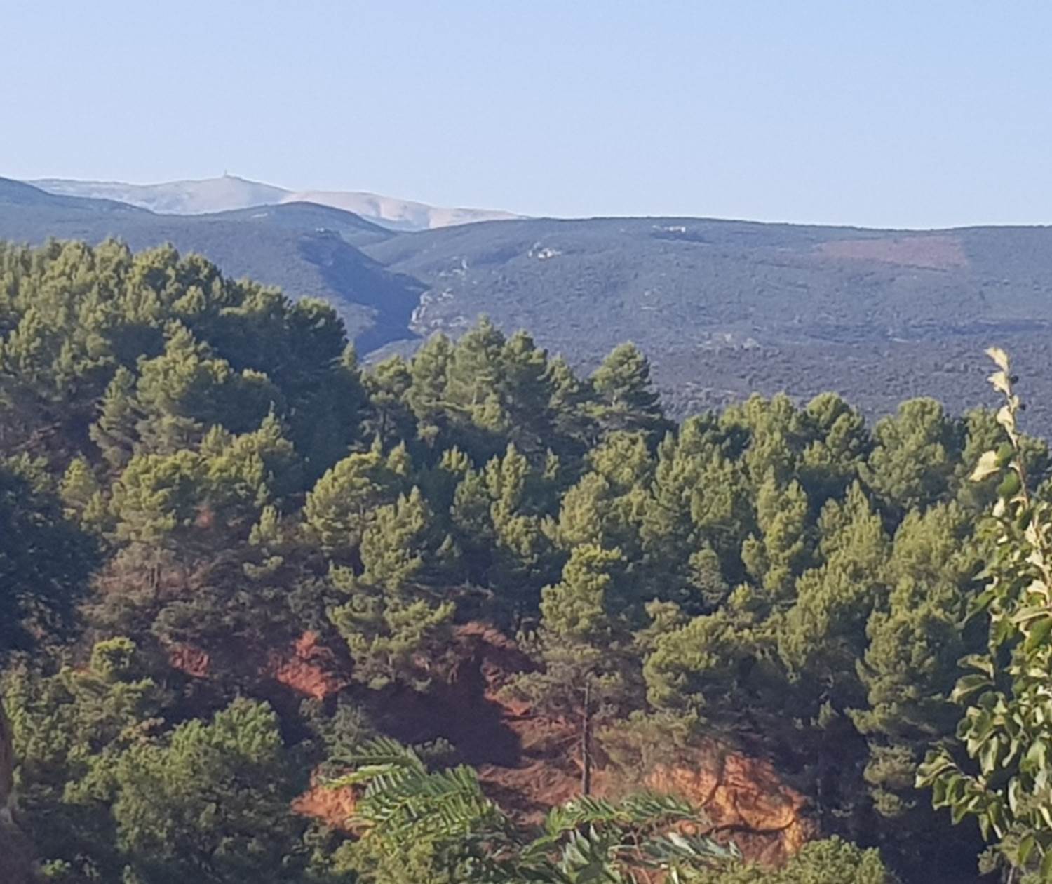 Vue sur le Mont Ventoux depuis le village de Roussillon dans le Luberon