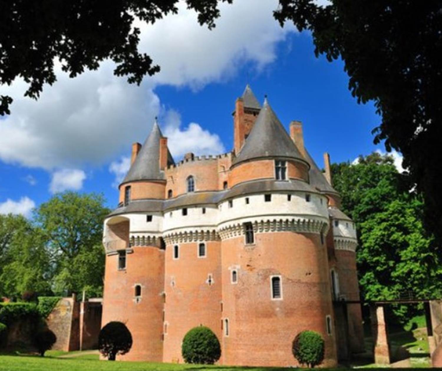 Château fort de Rambures  Gites La Baie des Remparts France.