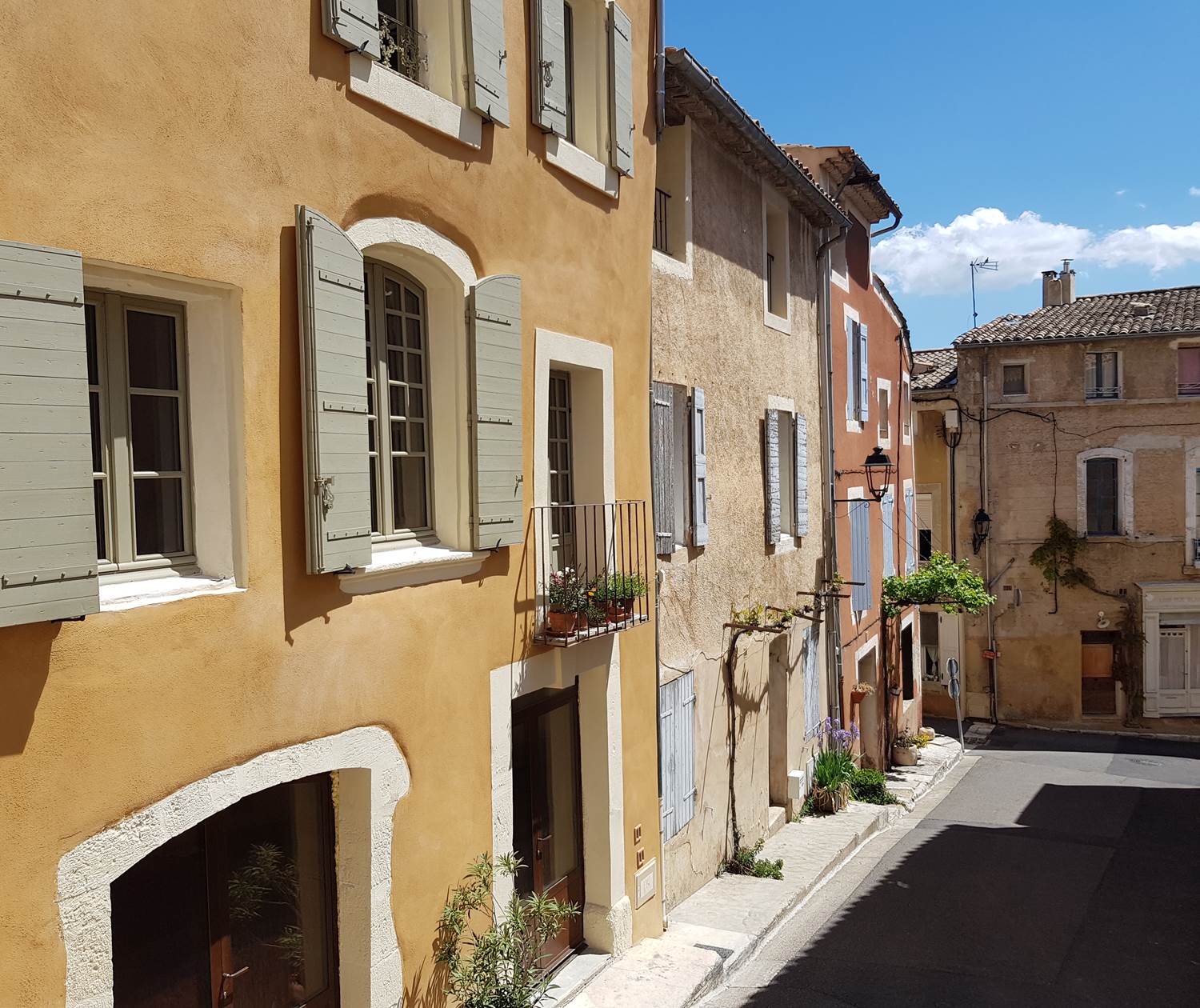 Ruelle colorée de Saint Saturnin les Apt
