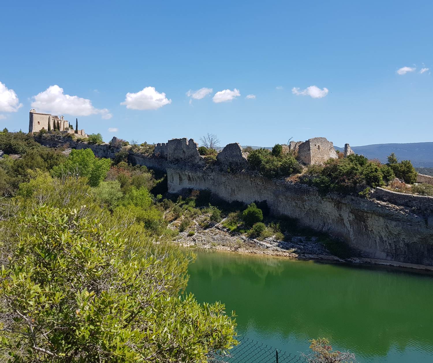 Chateau de Saint-Saturnin les Apt et son barrage