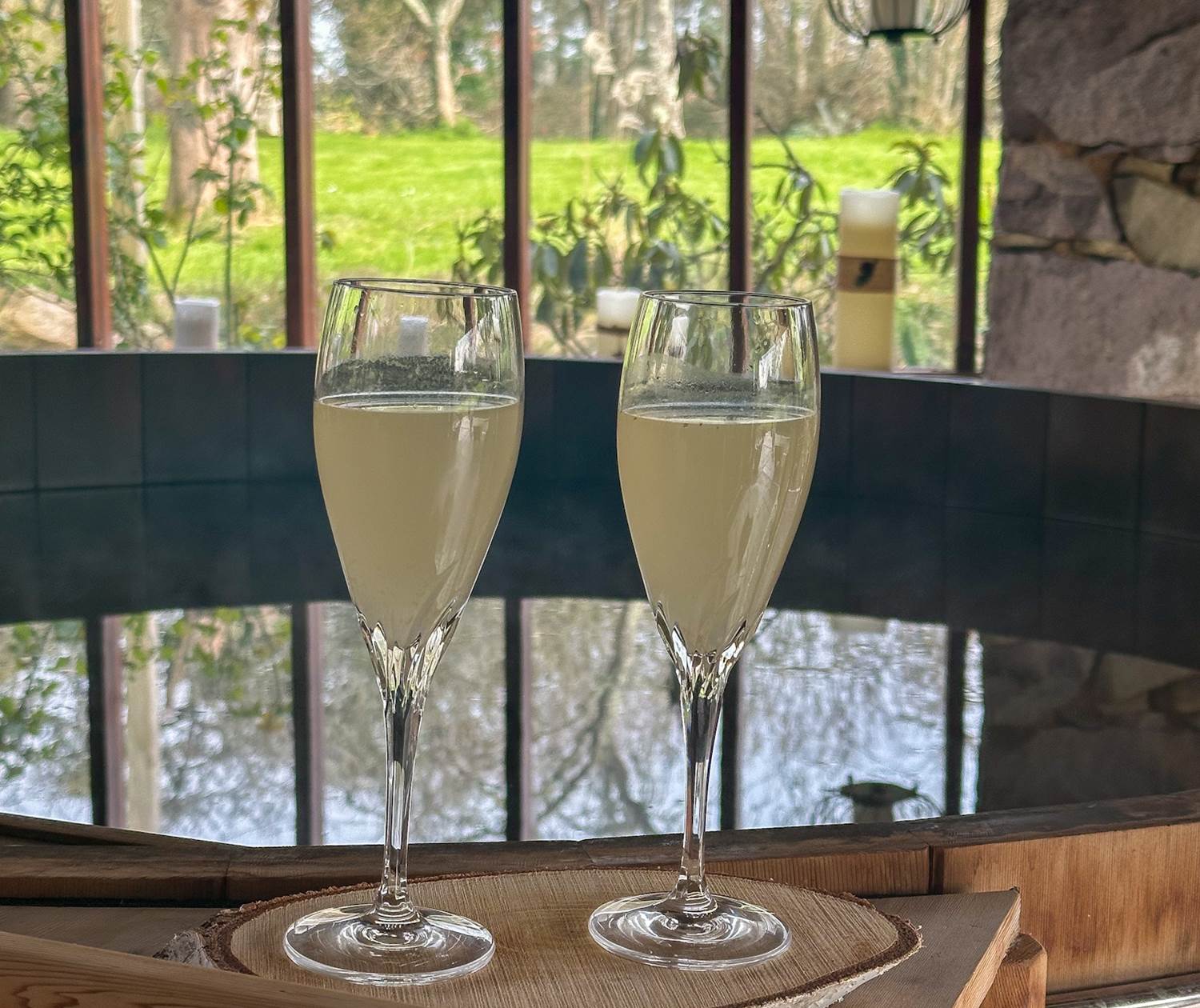 Déguster un pétillant au mimosa fait maison dans ce cadre bucolique et reposant