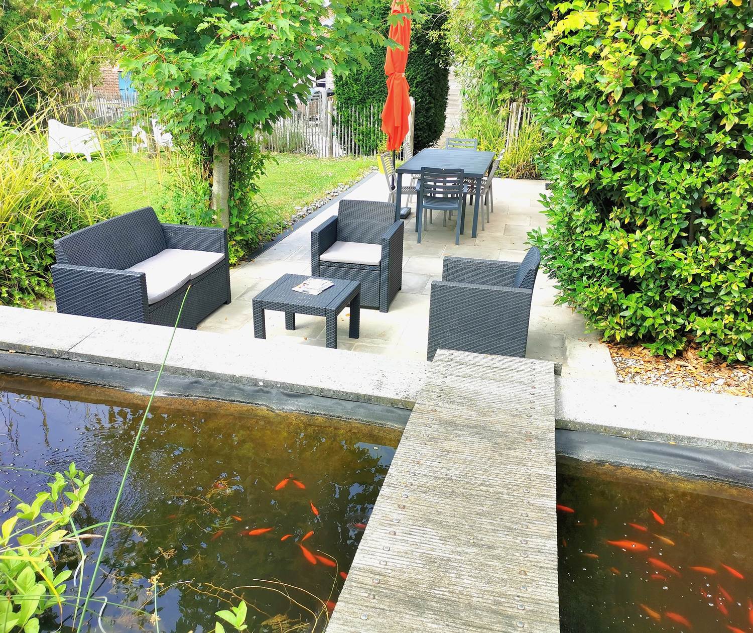 Relaxation en terrasse du jardin près de l'étang