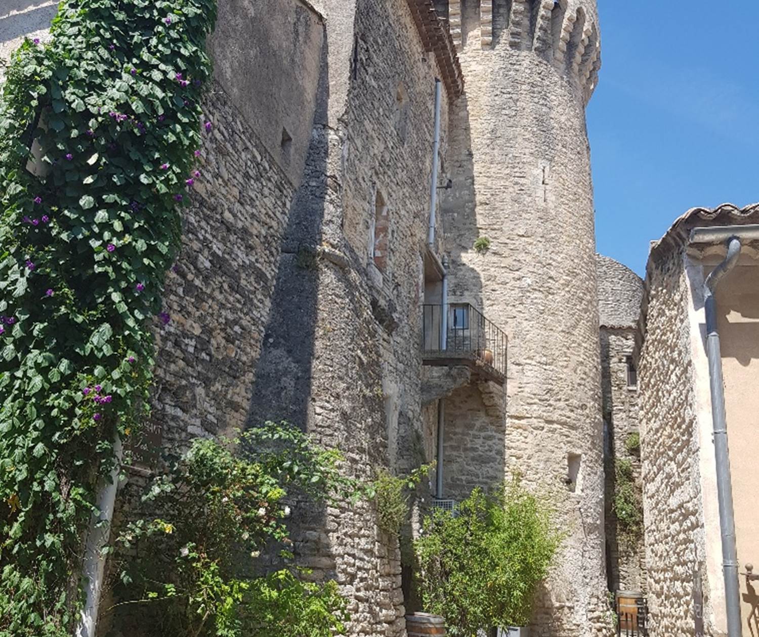 Tour du chateau de Gordes, village perché en Provence