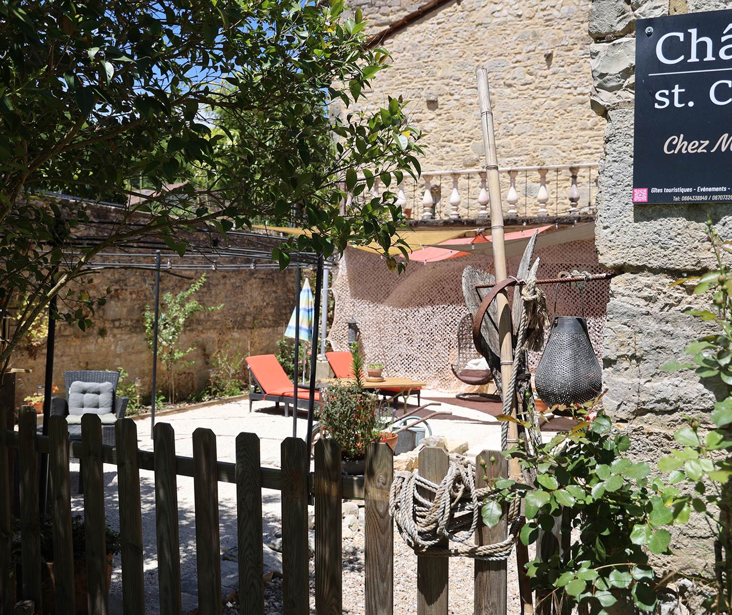 Château de Saint-Chamarand dans le Lot, ecterieur, jardin chill