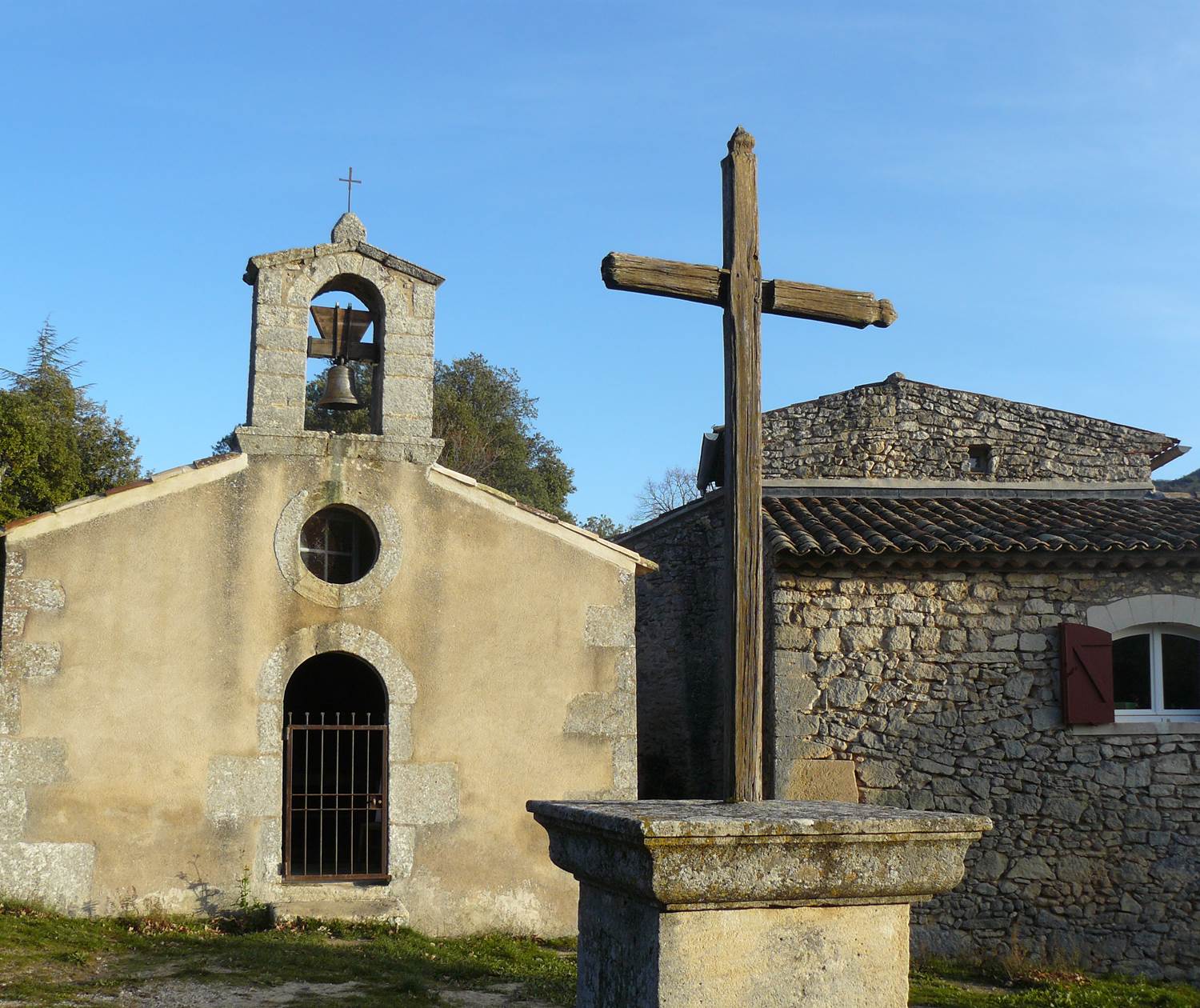 Chapelle de Sivergues en Provence - plateau des Claparèdes Luberon