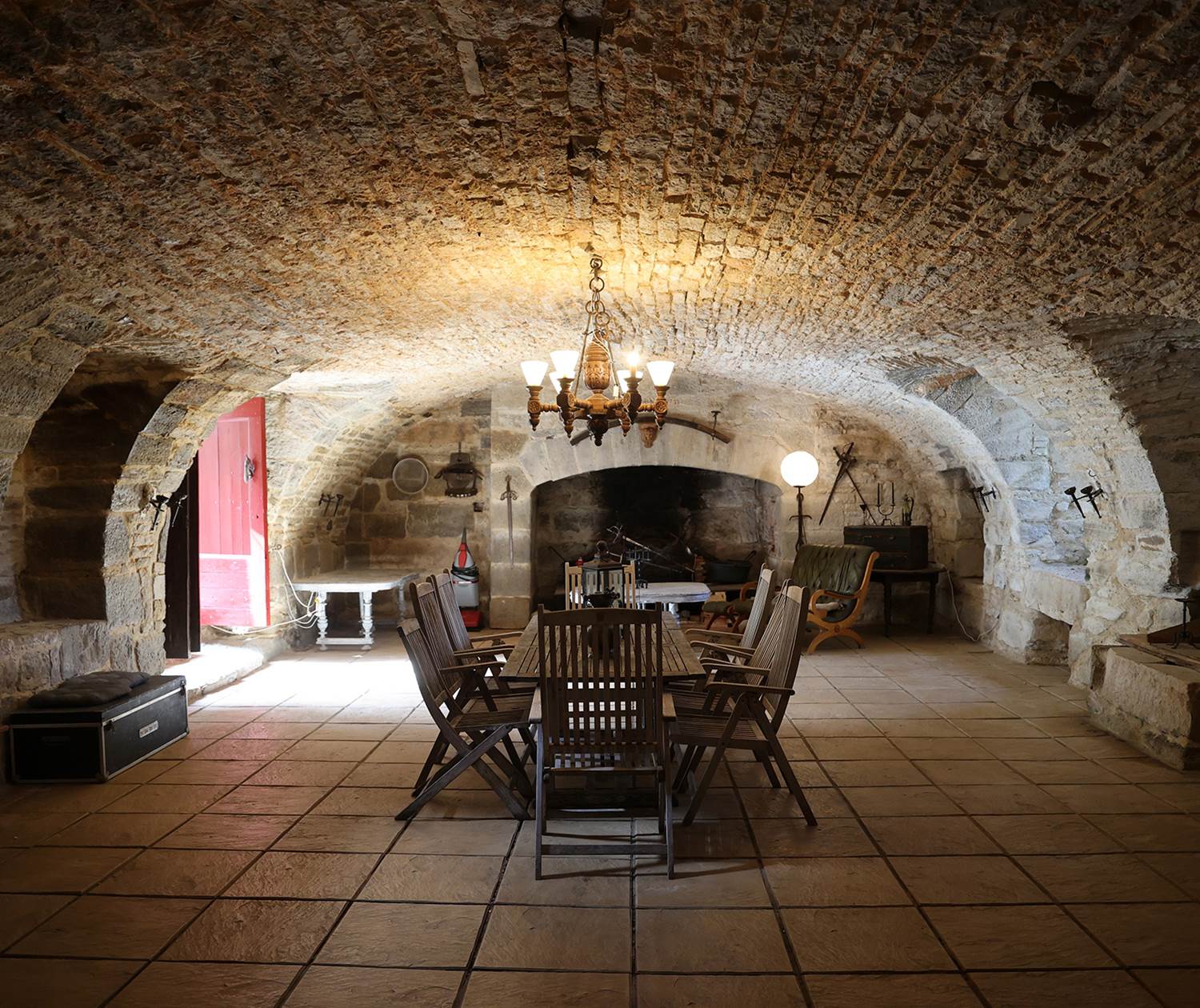 Grande salle voûtée en pierre au Château de Saint-Chamarand, espace de réception dans le Lot