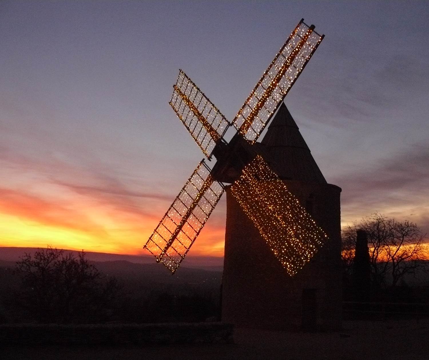 Le moulin de Saint-Saturnin les Apt au coucher du soleil Luberon Provence