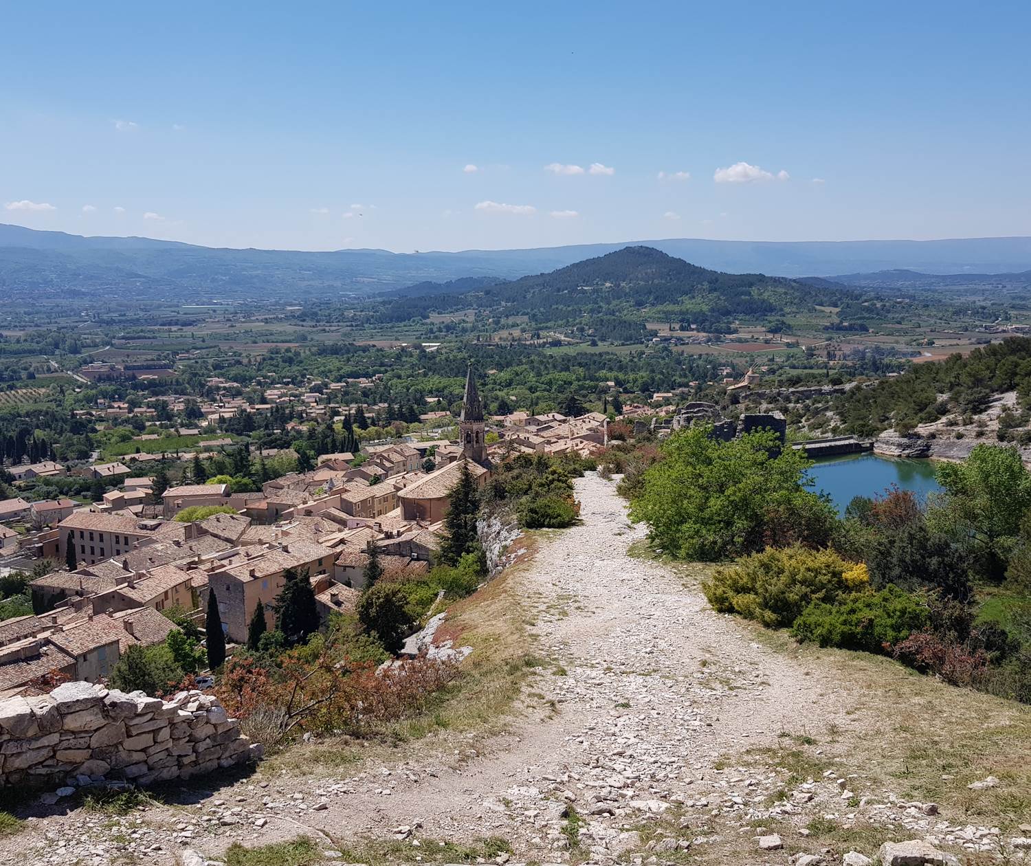 Hauteurs du village de St Saturnin les Apt Luberon Provence