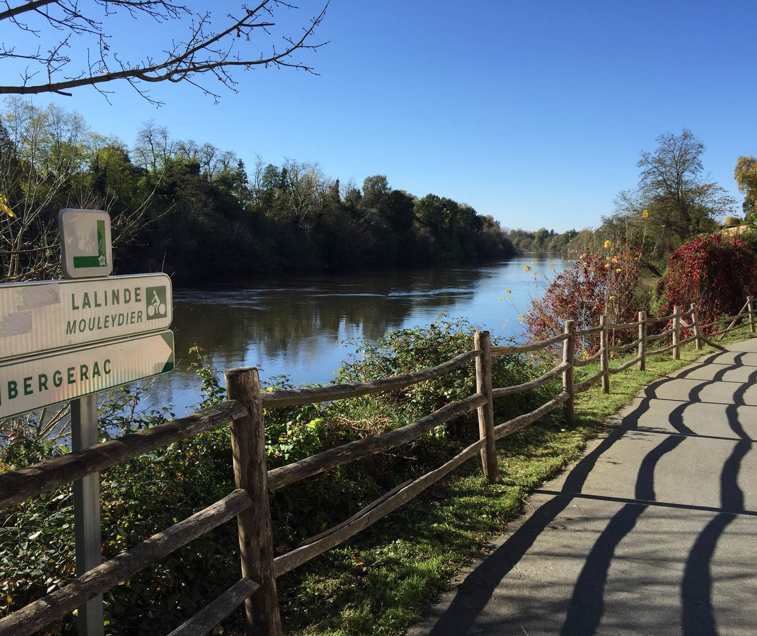 Vélo route en bord de Dordogne