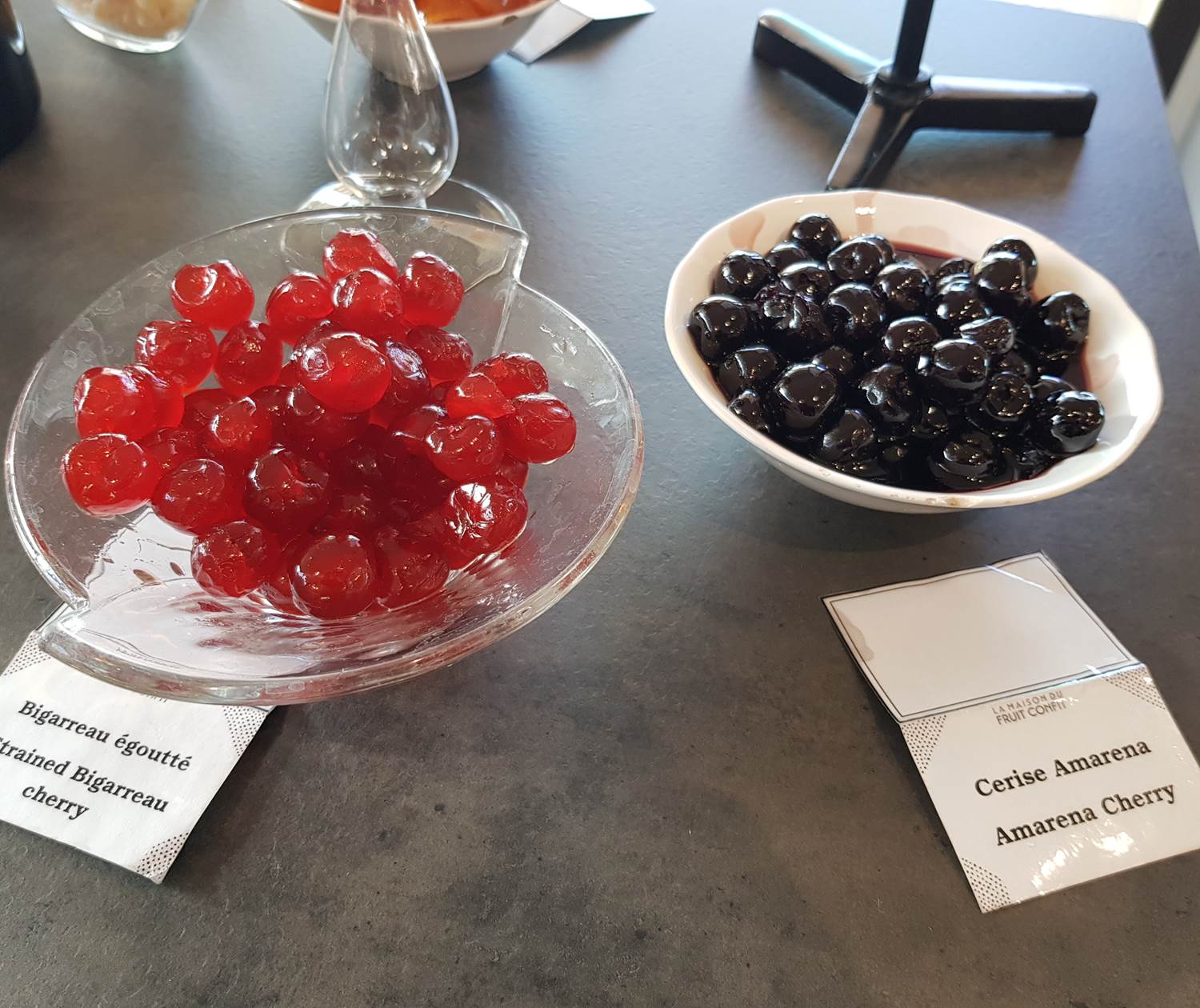 Les cerises confites du Luberon : un pur délice à déguster à la maison des fruits confits d'Apt