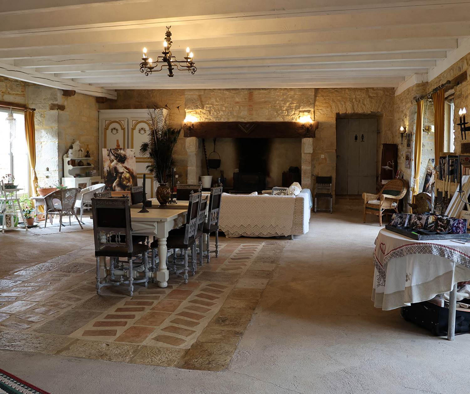 Salon de caractère au Château de Saint-Chamarand, lieu de détente pour hébergement de groupe dans le Lot