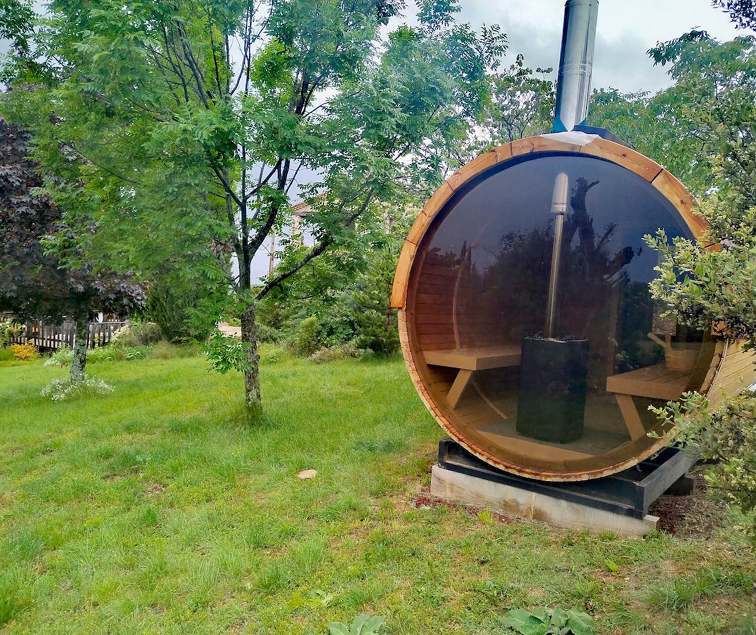 Sous le sauna, le bassin avec l'eau de la montagne de Lure. Un petit bain entre 2 séances de sauna ?