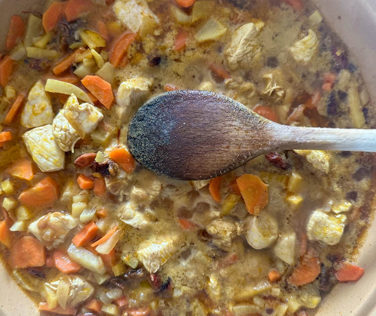 une délicieuse tajine aux saveurs orientales en préparation