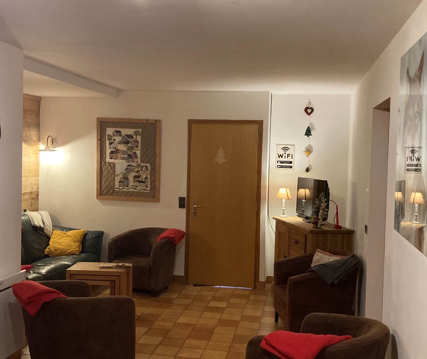 Vue salon depuis coin repas