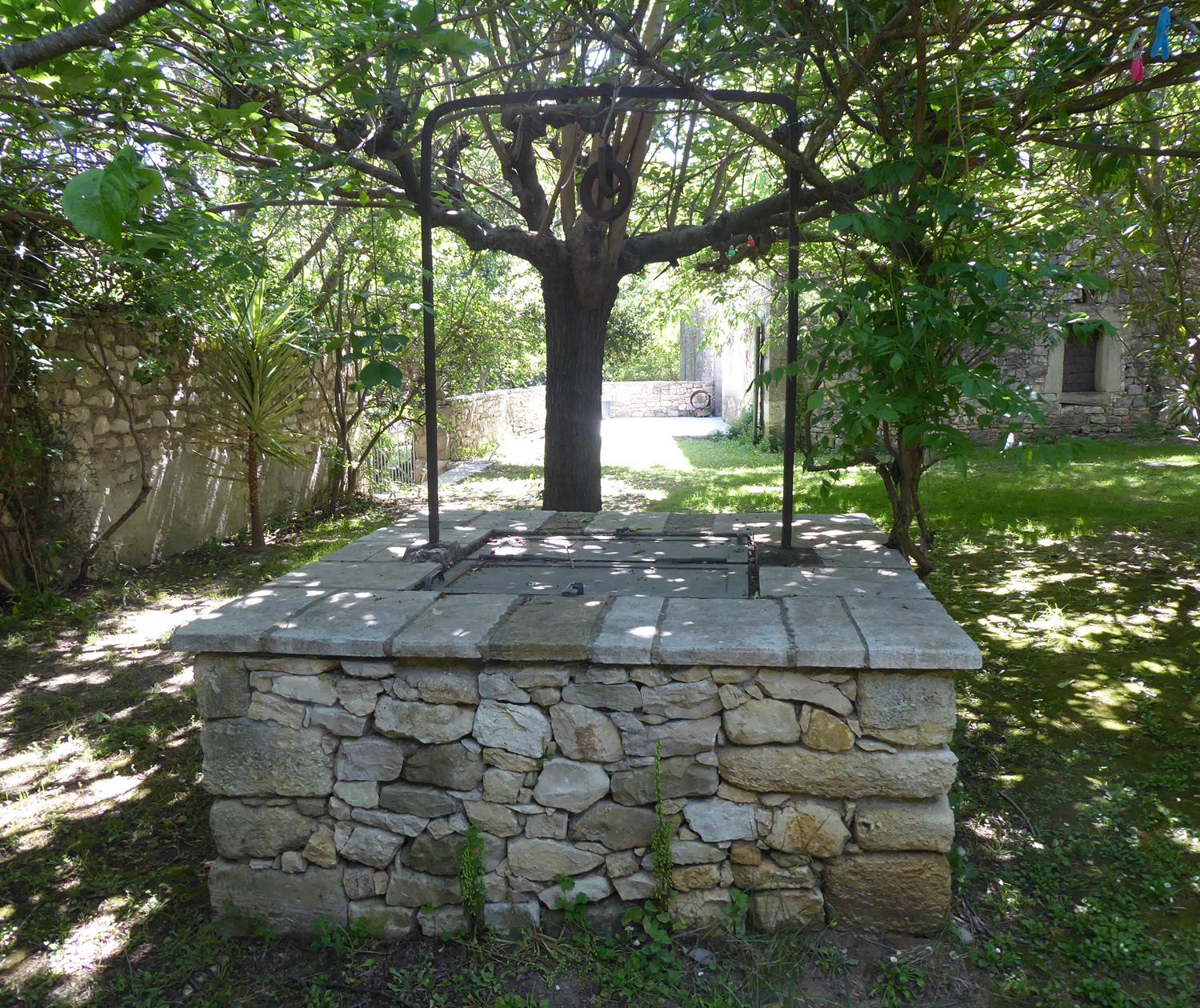 Le puits extérieur dans le jardin du Mas des Sages