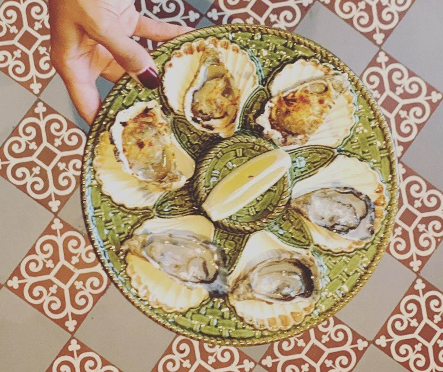 assiette d'huîtres fraîches et gratinées