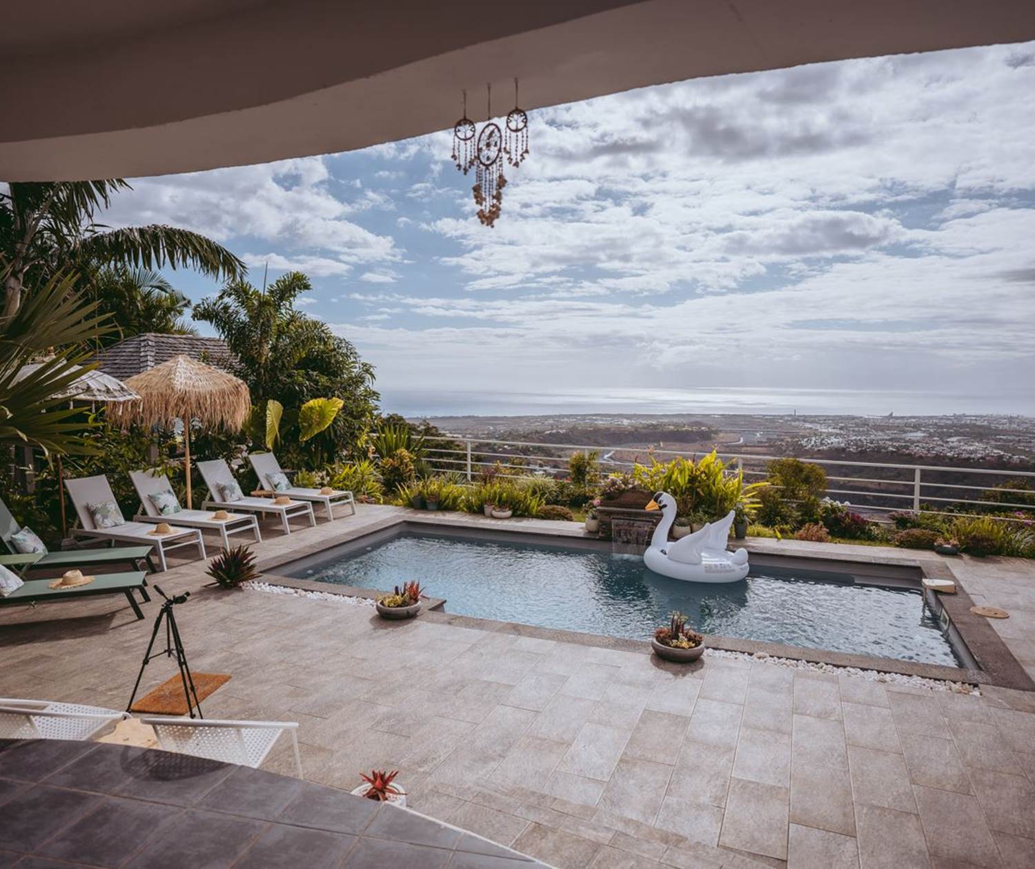 Vue sur la piscine et l'Océan Indien