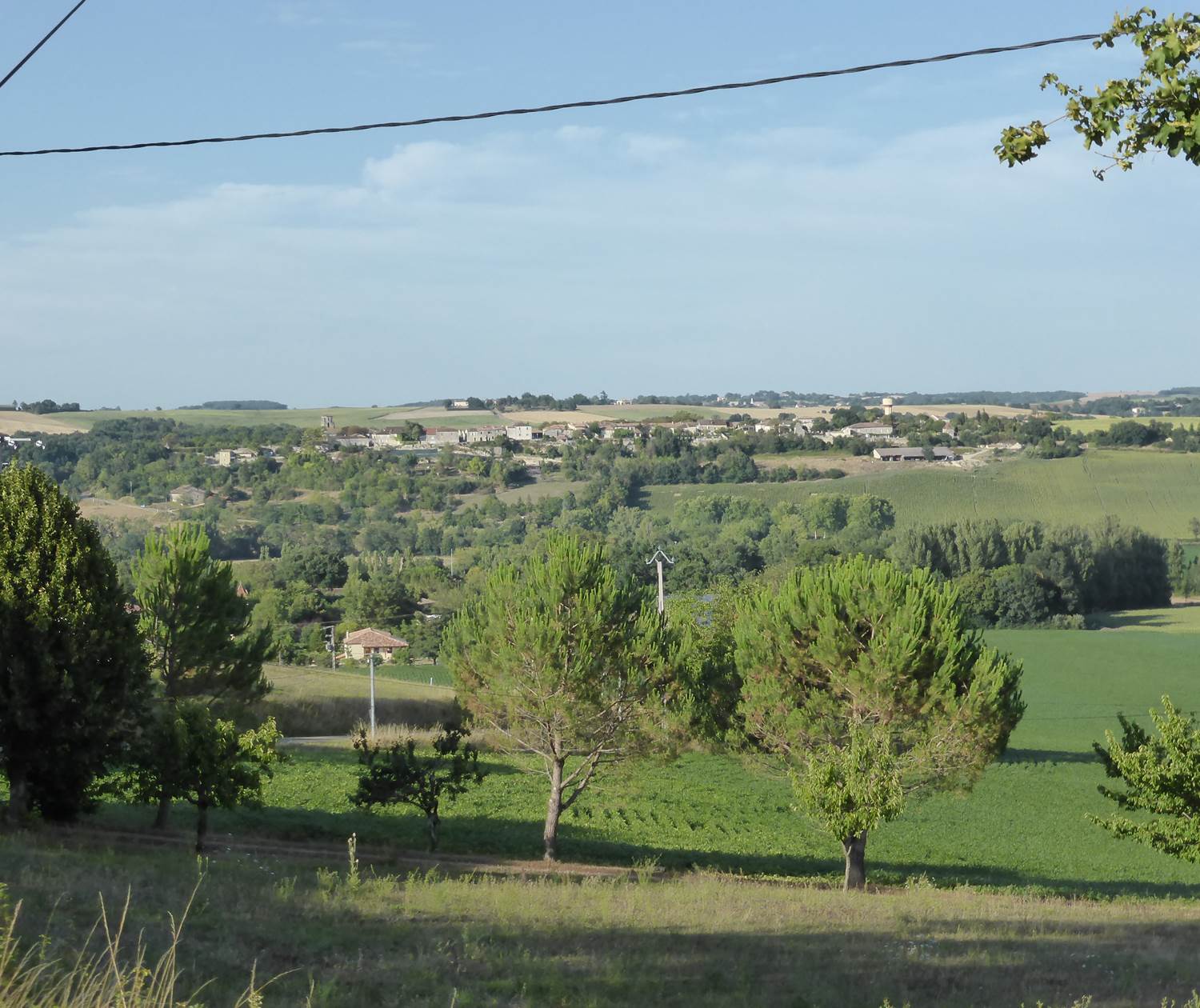 Saint Roch chambres d'hôtes le village de Tournecoupe depuis la colline voisine.jpg