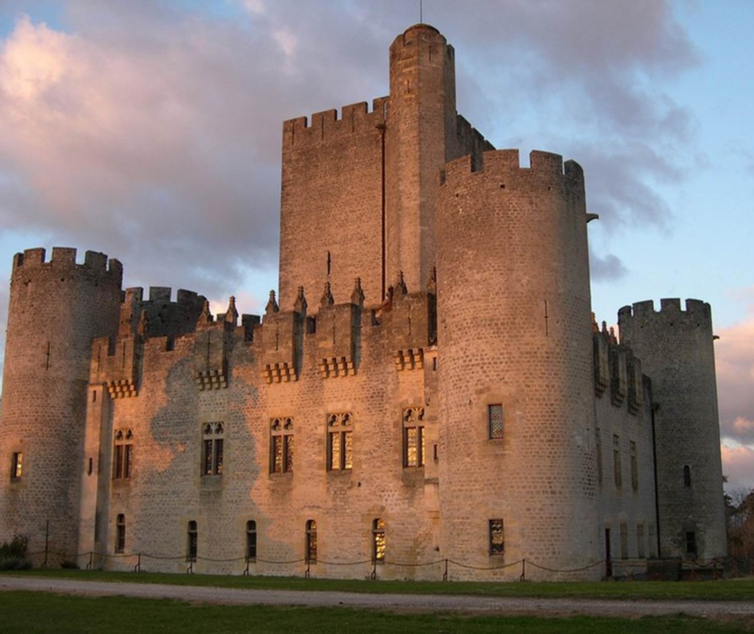 Château de Roquetaillade (source: https://www.gironde-tourisme.fr/patrimoine-culturel/chateau-de-roquetaillade/#images-3)