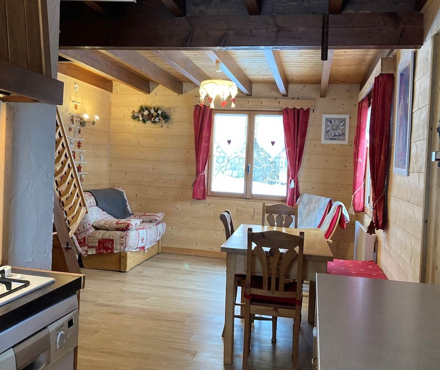 Vue sur le séjour depuis la cuisine