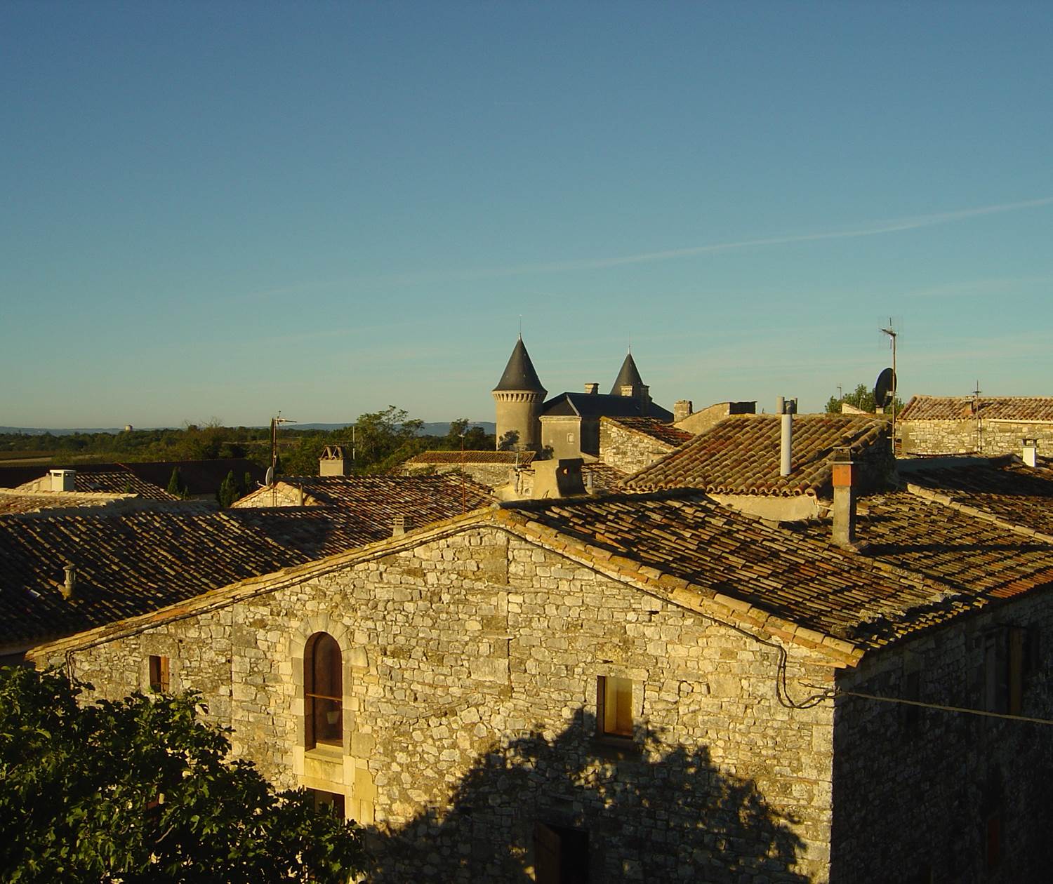 Les toits d'Aubussargues et les tours du chateau