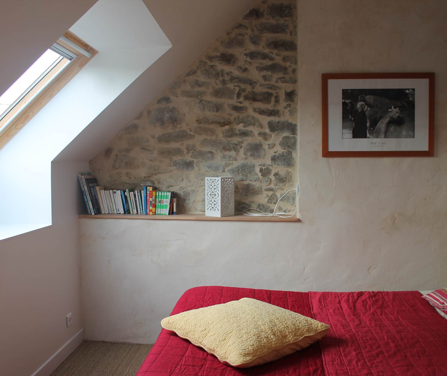 mur à la chaux et pierres dans la chambre